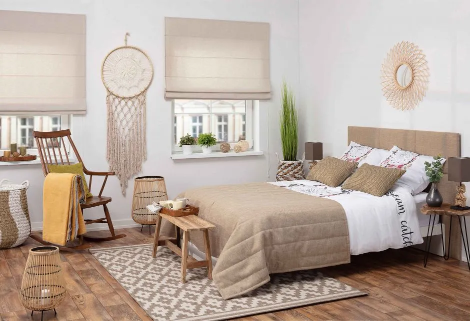 Wnętrze z białymi oknami i roletami dopasowanymi do koloru ścian i mebli