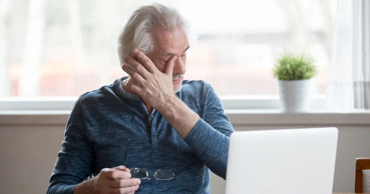 Lekarz rozmawiający z pacjentem o wynikach badań