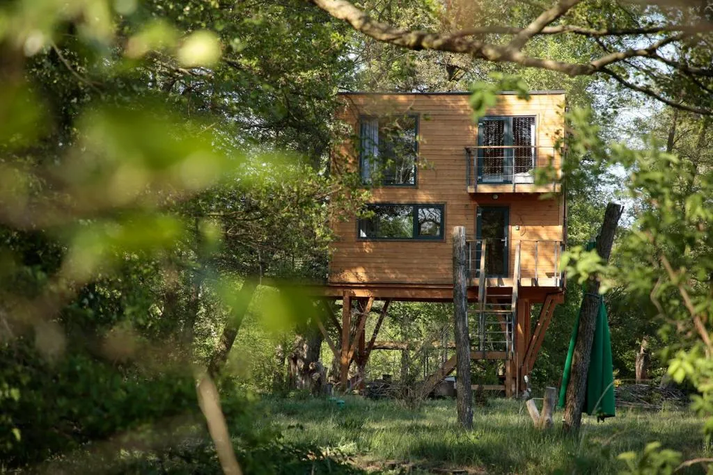 różne rodzaje noclegów: hostel, agroturystyka, domek na drzewie