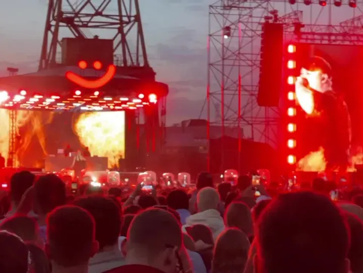 Mata na scenie koncertowej, publiczność, światła