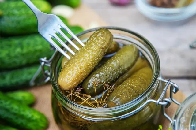 zdrowa dieta z ogórkami kiszonymi, odchudzanie, probiotyki