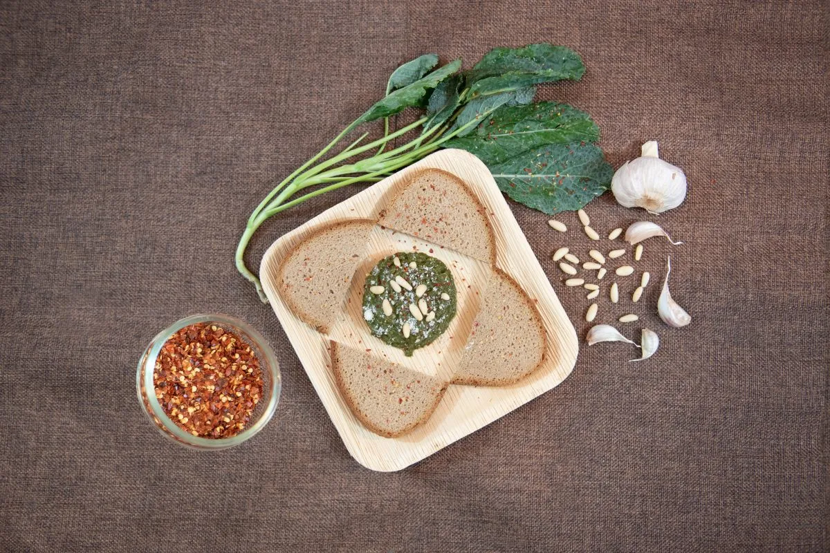 minestra cavolo nero impiattata crostini olio