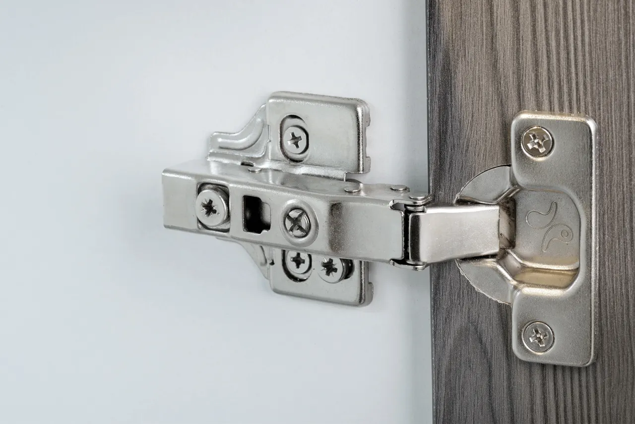 zawiasy do front&oacute;w kuchennych montaż