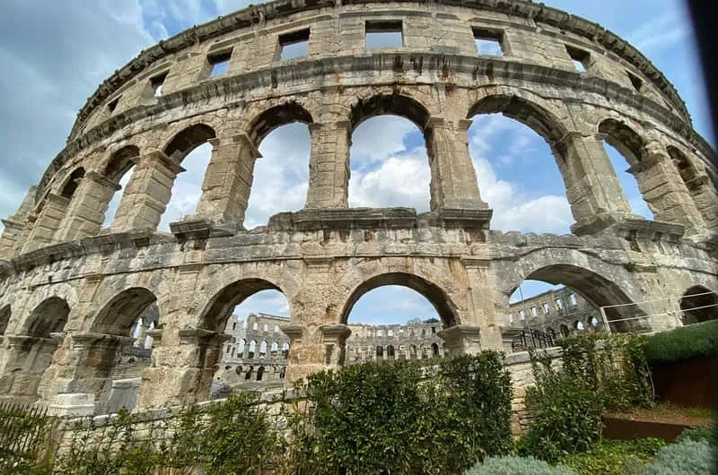Amfiteatr w Puli, Forum Romanum, Łuk Sergiusza