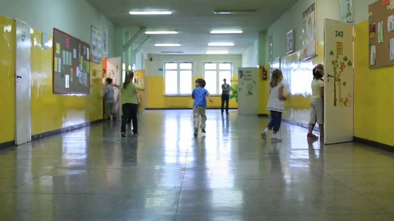 Szkolny korytarz przerwa uczniowie