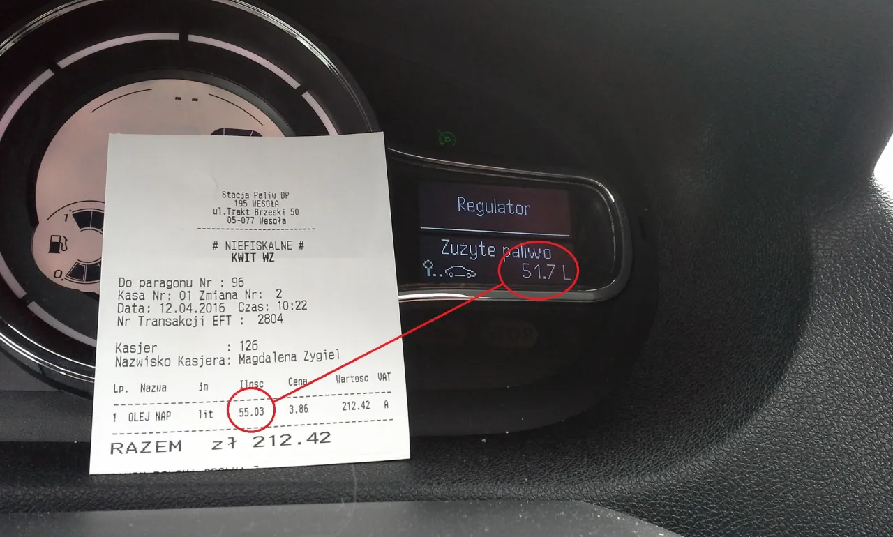 Na desce rozdzielczej Renault Megane 2 widać zużycie paliwa 51.7 L. Paragon potwierdza tankowanie 55.03 litra oleju napędowego.