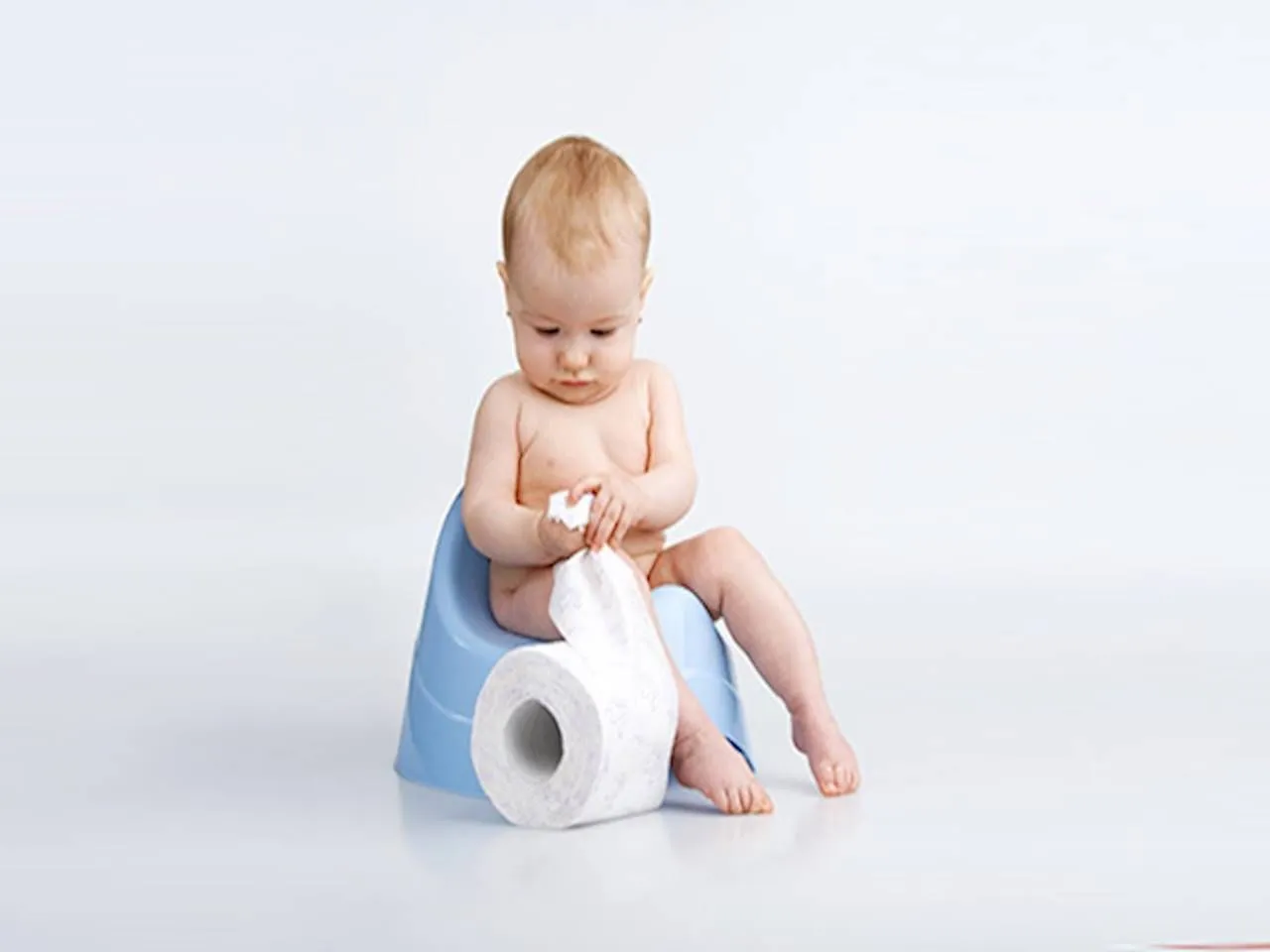 rodzic pociesza dziecko po wpadce z nocnikiem