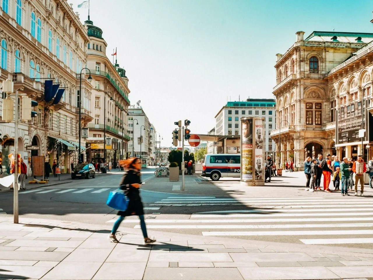 Wiedeń zatłoczona ulica turystyczna