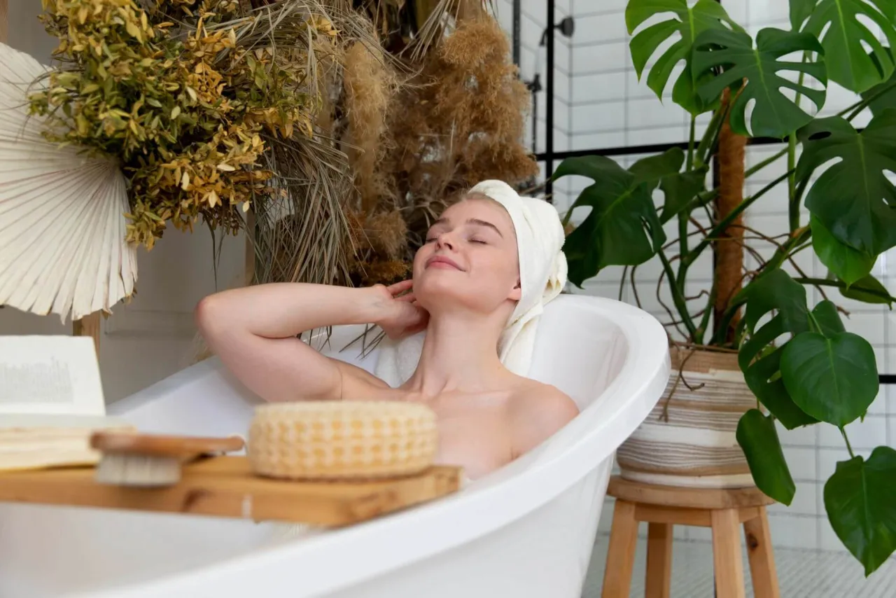 Kobieta relaksująca się w SPA