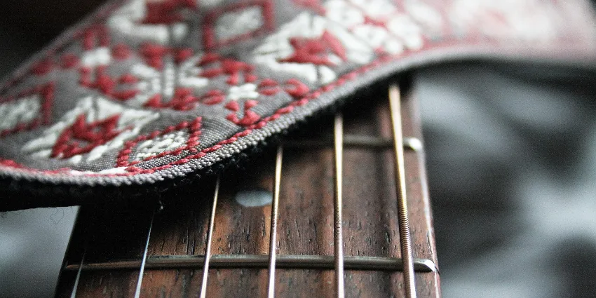 rodzaje pasków do gitary akustycznej i straplocki