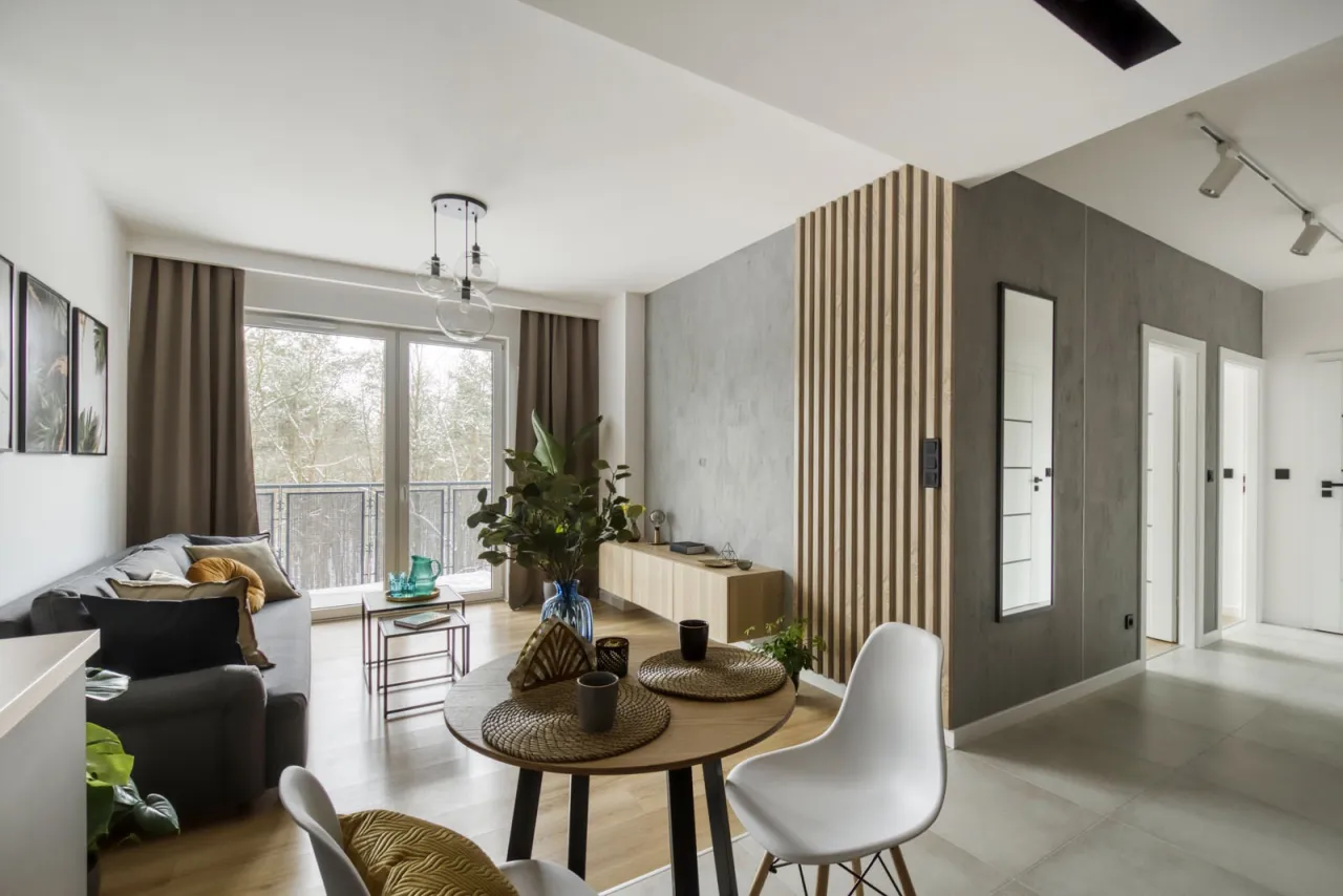 Zakurzone lamele ścienne w domu