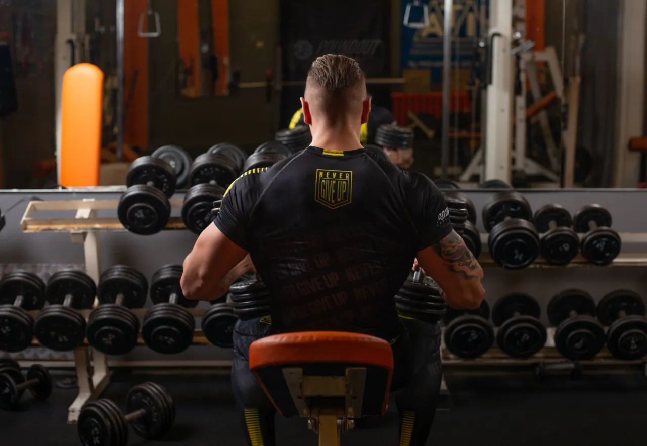 Początkujący na siłowni, uśmiechnięty