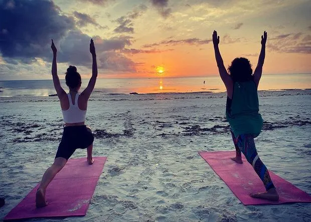 osoba ćwicząca rano wschodzące słońce