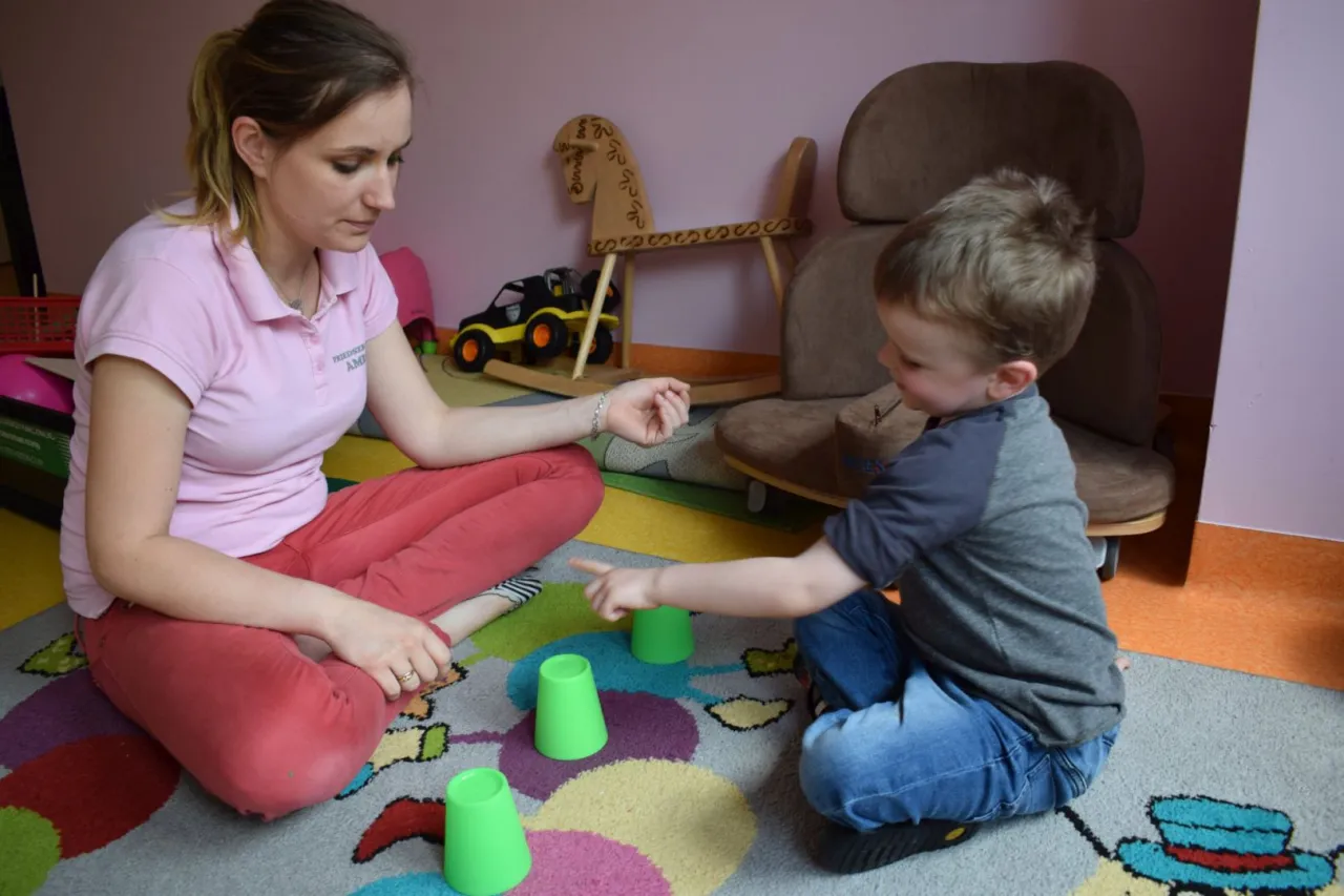 dziecko z autyzmem na terapii z terapeutą