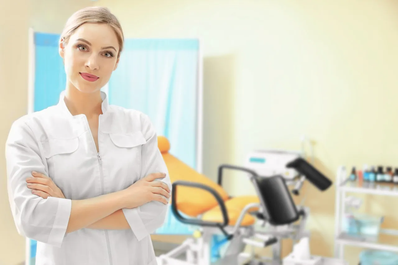 lekarz ginekolog podczas konsultacji