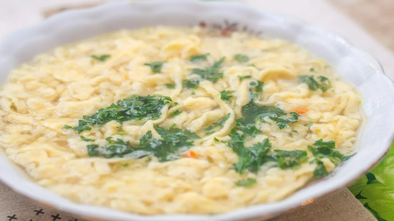 jak lać lane kluski cienkim strumieniem