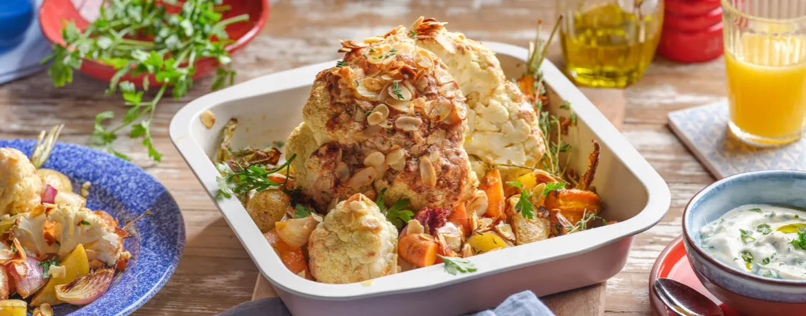 Ganze Blumenkohlbraten im Ofen mit Kr&auml;utern und Dip