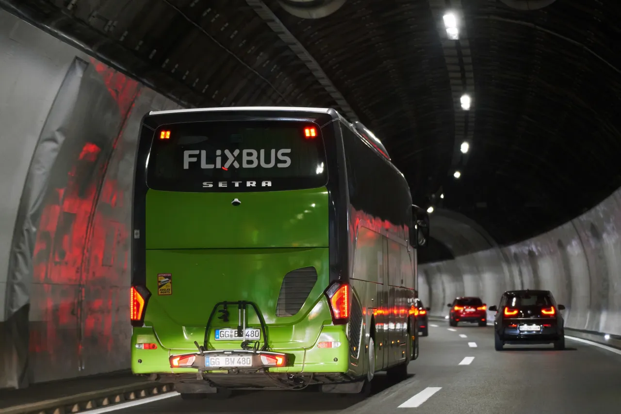 Zielony autokar FlixBus w tunelu, jadący trasą Kielce-Zakopane.