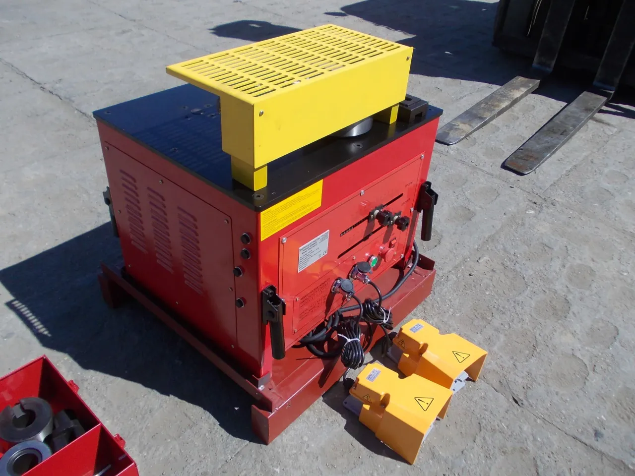 Profesjonalne giętarki do zbrojenia, czerwono-ż&oacute;łte, gotowe do pracy na budowie.