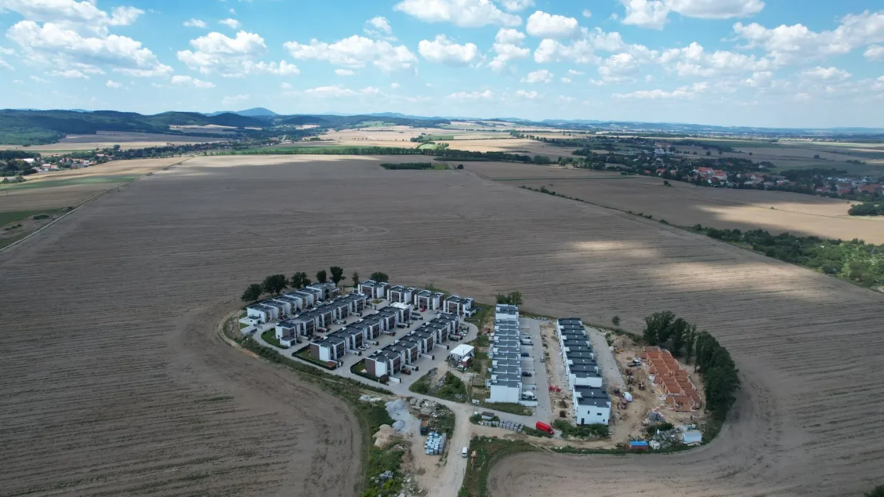 polskie nowe osiedle na polu, osiedle deweloperskie bez infrastruktury