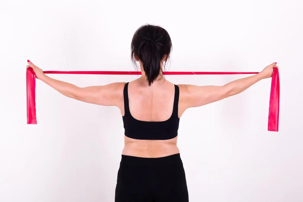 r&oacute;żne ćwiczenia rozciągające barki