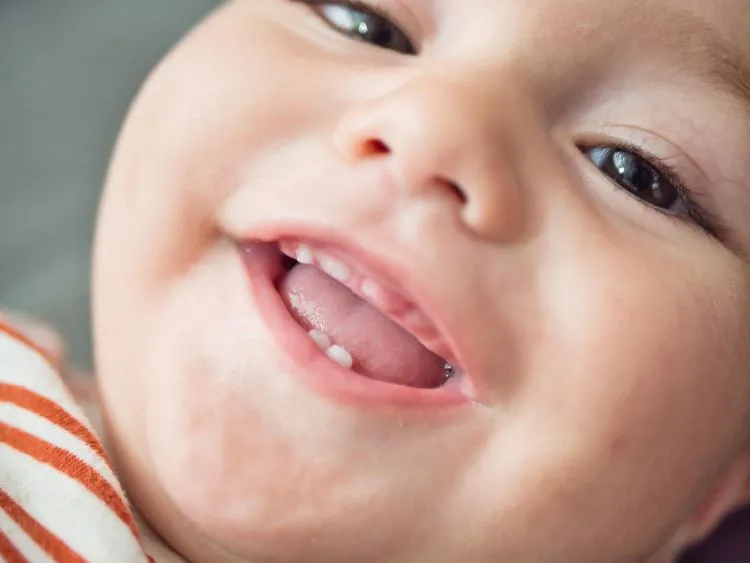 Ząbkowanie dziąsła biała kropka