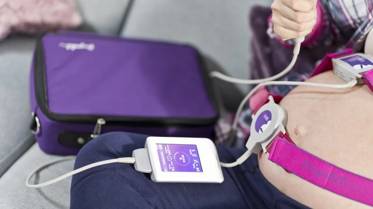 Kobieta w ciąży badanie KTG w gabinecie