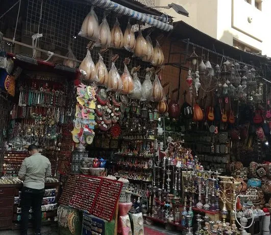 Zatłoczony bazar w Egipcie z ludźmi kupującymi pamiątki