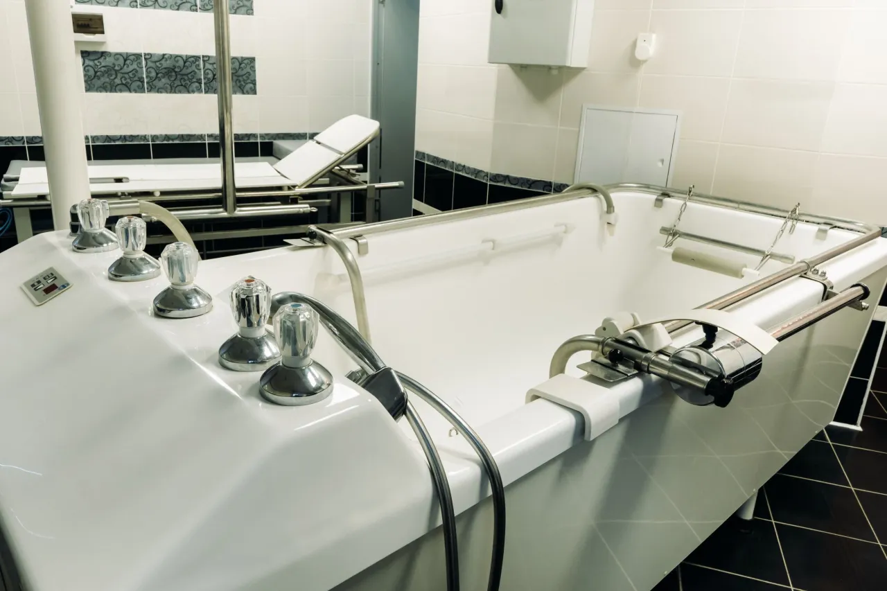 Lekarz wypełniający skierowanie na leczenie uzdrowiskowe