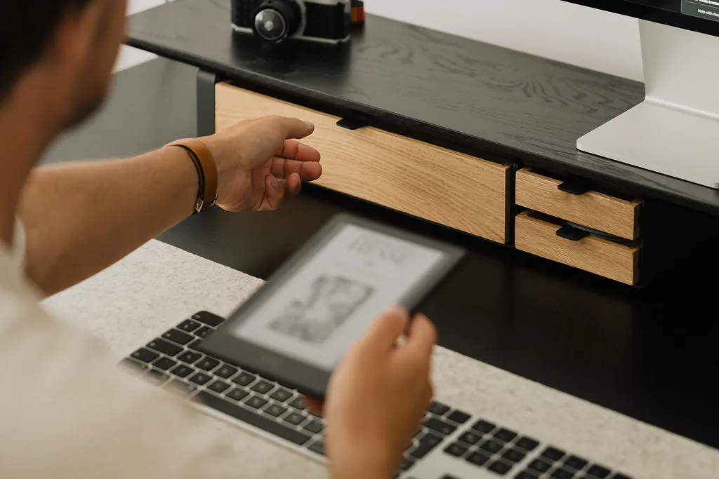 osoba planująca zadania, uporządkowane biurko, narzędzia produktywności