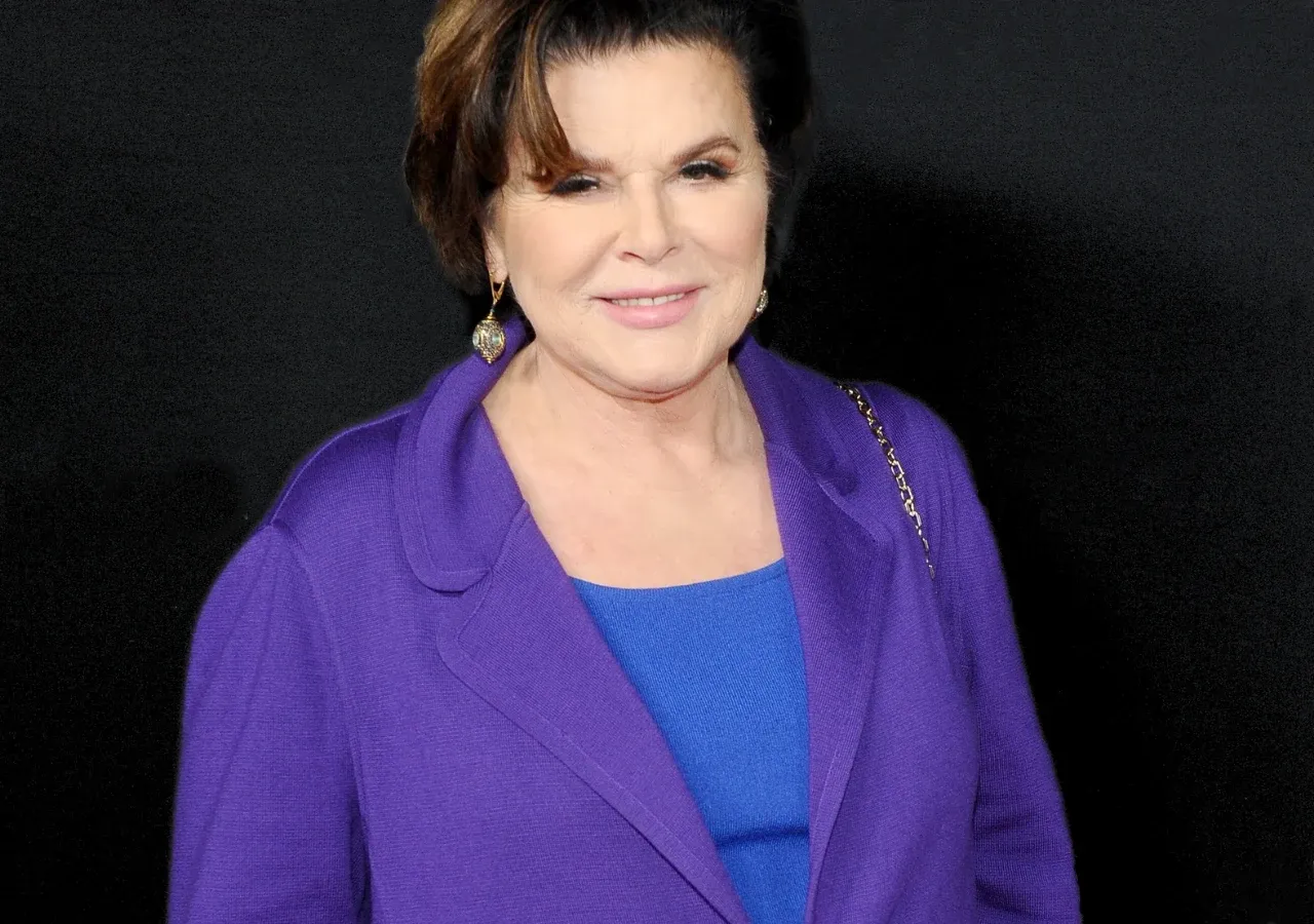 Alicja Resich-Modlińska w fioletowym żakiecie, uśmiechnięta. Jej choroba nie powstrzymuje jej przed publicznymi wystąpieniami.