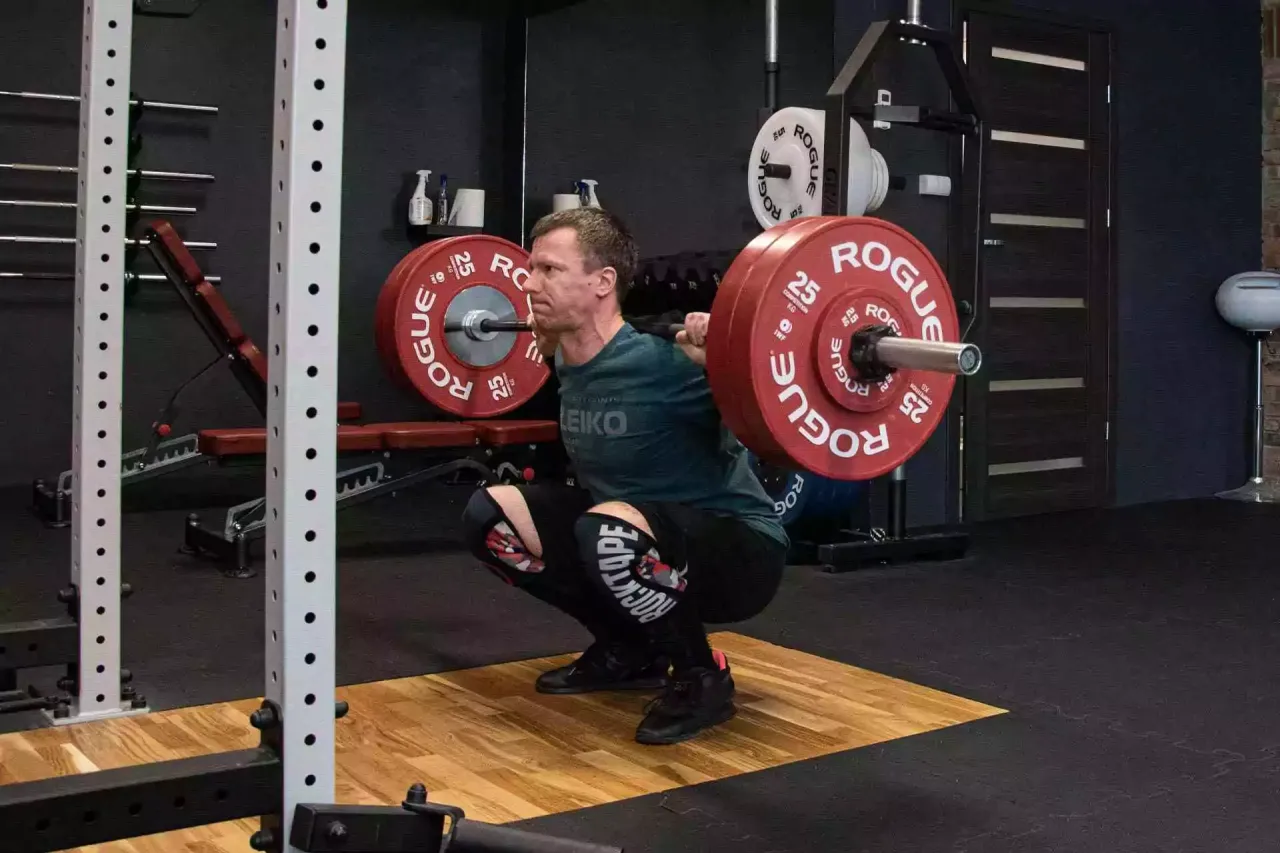 osoba wykonująca przysiad ze sztangą