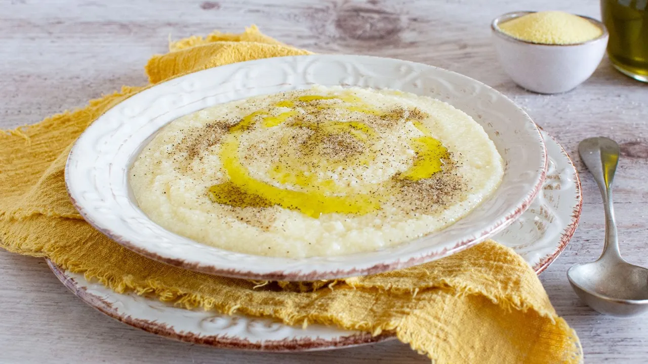 Minestra di semolino al latte ciotola fumante