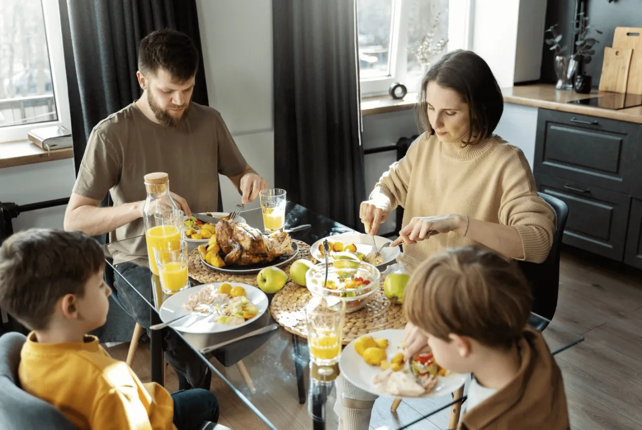 Rodzina gotująca razem posiłek na wakacjach