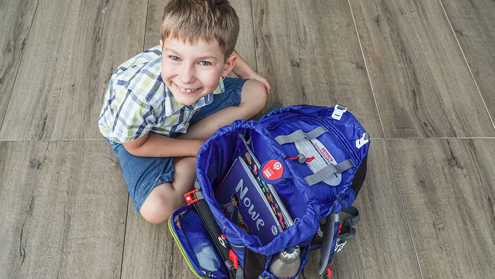 Dziecko przymierzające tornister w sklepie