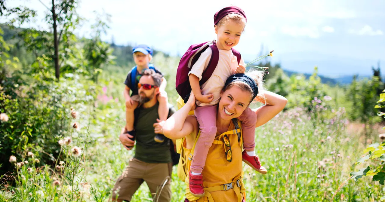 rodzina planuje wycieczkę oszczędzanie