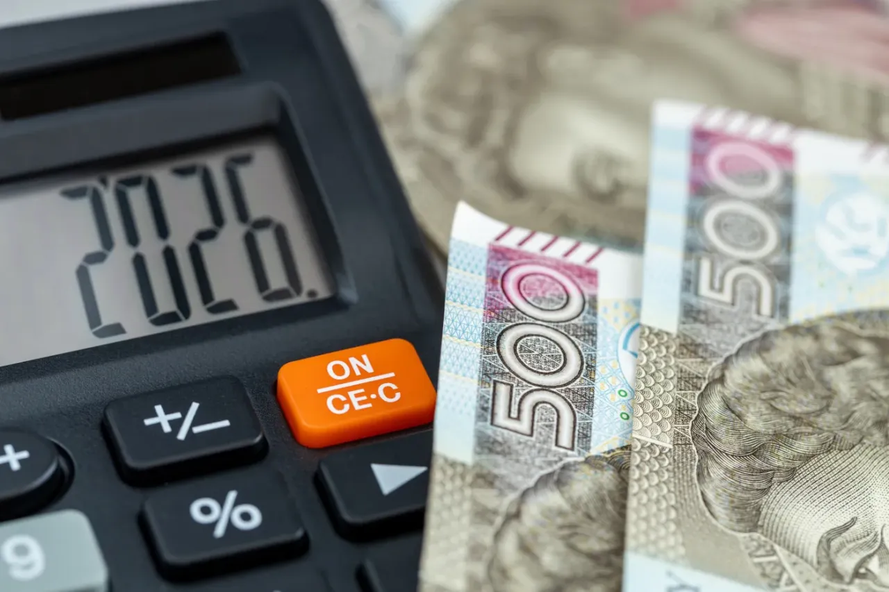 Kalkulator pokazuje 2026, obok banknoty 500 zł. Czy to odpowiedź na pytanie, ile wynosi fundusz socjalny na jednego pracownika?