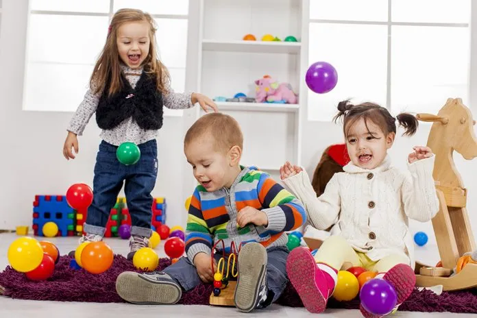 dzieci bawiące się w żłobku, zajęcia grupowe dla maluchów