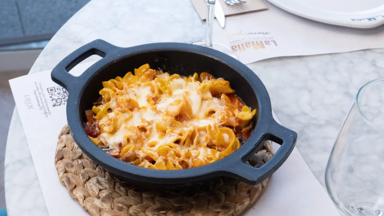 pasta con queso gratinada al horno en una fuente de cer&aacute;mica