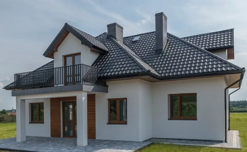 skomplikowany dach wielospadowy vs prosty dach dwuspadowy