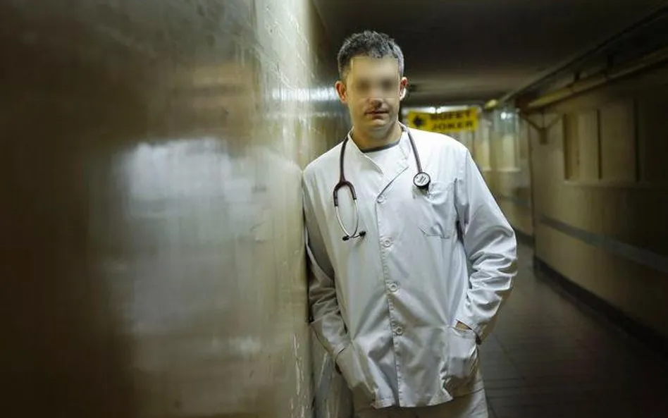 Młody lekarz rezydent na dyżurze