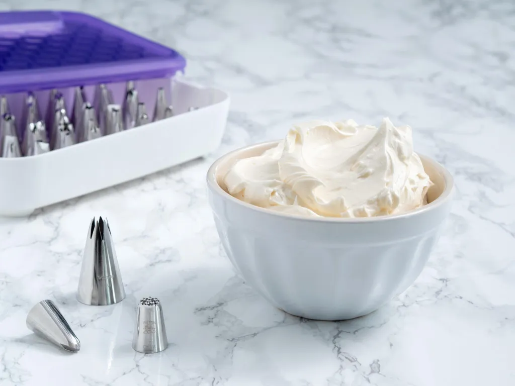 aksamitny krem maślany na bezie szwajcarskiej