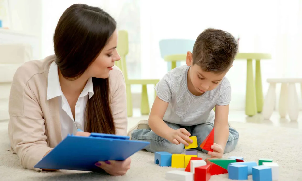 Rodzic czytający orzeczenie o potrzebie kształcenia specjalnego