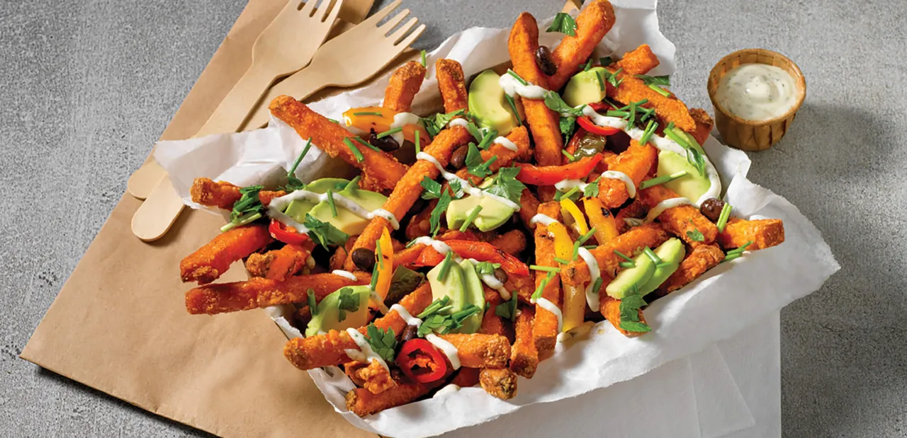 Słodkie frytki z awokado, papryką i oliwkami, polane sosem. Pyszne frytki z czymś więcej!