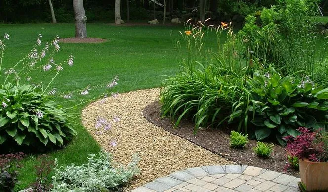 Ścieżka żwirowa w ogrodzie krok po kroku