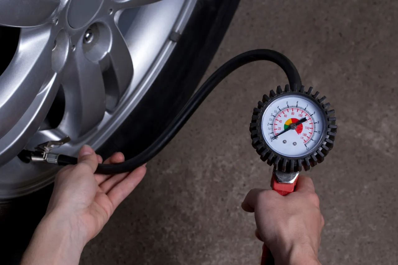 Sprawdzanie ciśnienia w oponach przyczepki