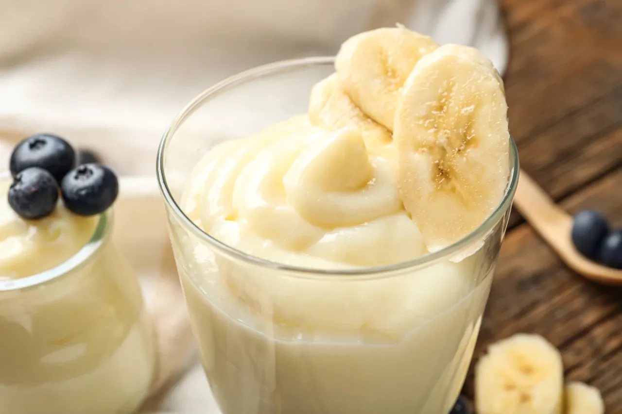 Pyszny deser, idealny na szybkie śniadanie lub przekąskę. Dowiedz się, jak zrobić pudding proteinowy z bananem i borówkami.