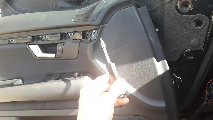 przetarte przewody w przelotce drzwi samochodu