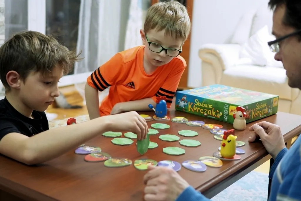 dzieci grające w strategiczne gry planszowe