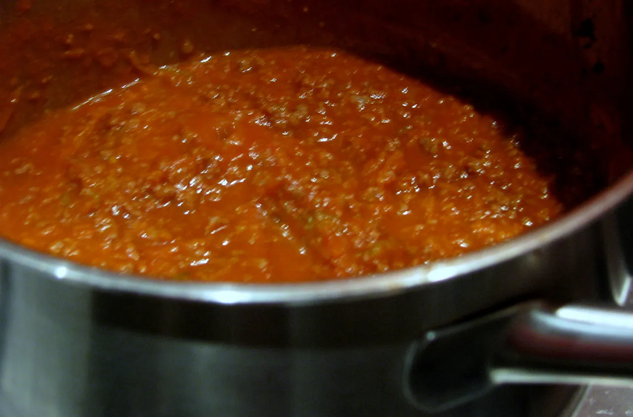rozmrażanie sosu bolognese w garnku